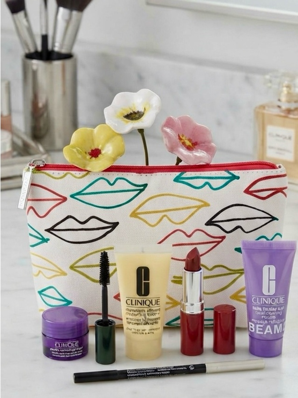 Clinique makeup bag plus 6pcs. Of Clinique travel collection